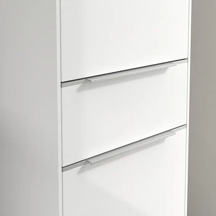 Villeroy & Boch Subway 3.0 Hochschrank - B x T x H: 40 x 36,2 x 171 cm, 1x Schublade, 2x Tür, Brilliant White, Farbe Griff: Aluminium glänzend, DIN Anschlag: Rechts - Nahaufnahme eines weißen Schubladenschranks mit silbernen Griffen, ideal für moderne Aufbewahrungslösungen und stilvolles Design.