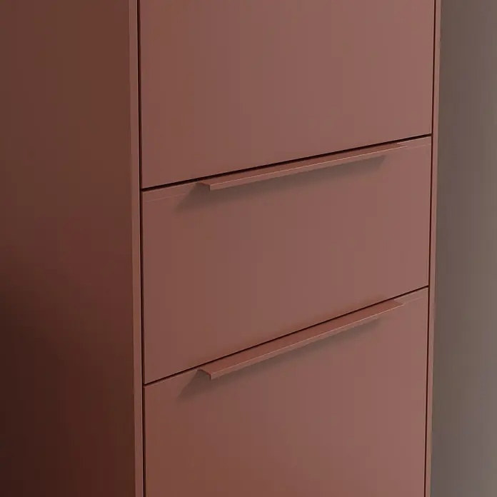 Villeroy & Boch Subway 3.0 Hochschrank - B x T x H: 40 x 36,2 x 171 cm, 1x Schublade, 2x Tür, Wine Red, Farbe Griff: Wine Red, DIN Anschlag: Rechts - Nahaufnahme eines modernen Schuhschranks in einem warmen, erdigen Farbton mit minimalistischen Schubladengriffen. Die glatte Oberfläche betont das schlichte Design.