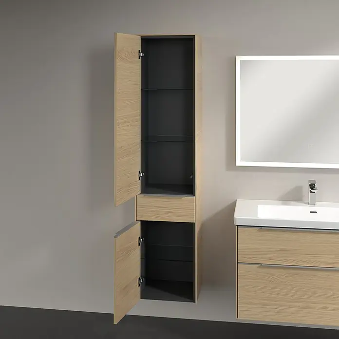 Villeroy & Boch Subway 3.0 Hochschrank - B x T x H: 40 x 36,2 x 171 cm, 1x Schublade, 2x Tür, Nordik oak, Farbe Griff: Aluminium glänzend, DIN Anschlag: Links - Abbildung eines Badezimmers mit einem offenen Hochschrank aus hellem Holz, der Stauraum mit Glasböden bietet.
