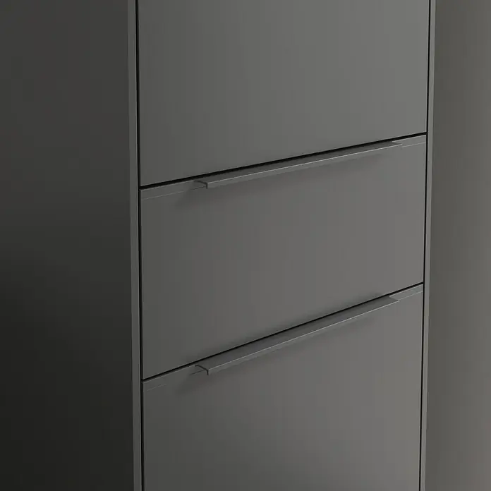 Villeroy & Boch Subway 3.0 Hochschrank - B x T x H: 40 x 36,2 x 171 cm, 1x Schublade, 2x Tür, Graphite, Farbe Griff: Graphite, DIN Anschlag: Rechts - Nahaufnahme eines modernen grauen Schuhschranks mit schlichten, horizontalen Griffen. Perfekte Aufbewahrungslösung für den Flur.