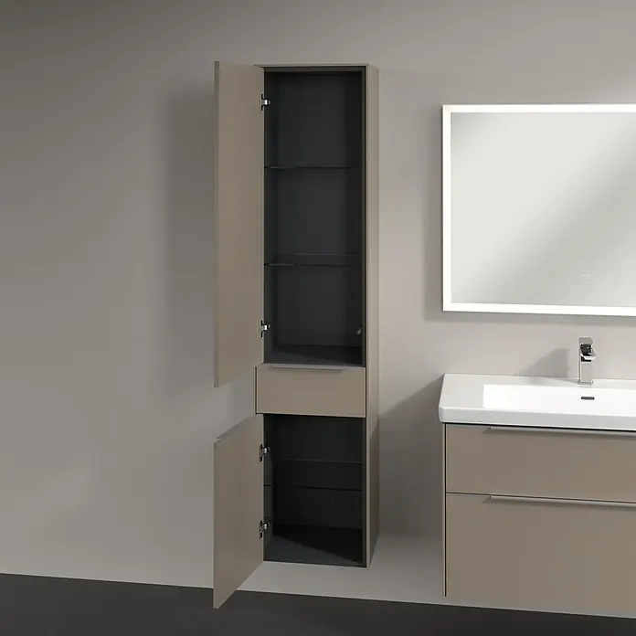 Villeroy & Boch Subway 3.0 Hochschrank - B x T x H: 40 x 36,2 x 171 cm, 1x Schublade, 2x Tür, Taupe, Farbe Griff: Aluminium glänzend, DIN Anschlag: Links - Badezimmer mit einem offenen Hochschrank in Taupe und grauem Innenraum, neben einem Waschbecken mit Spiegel.