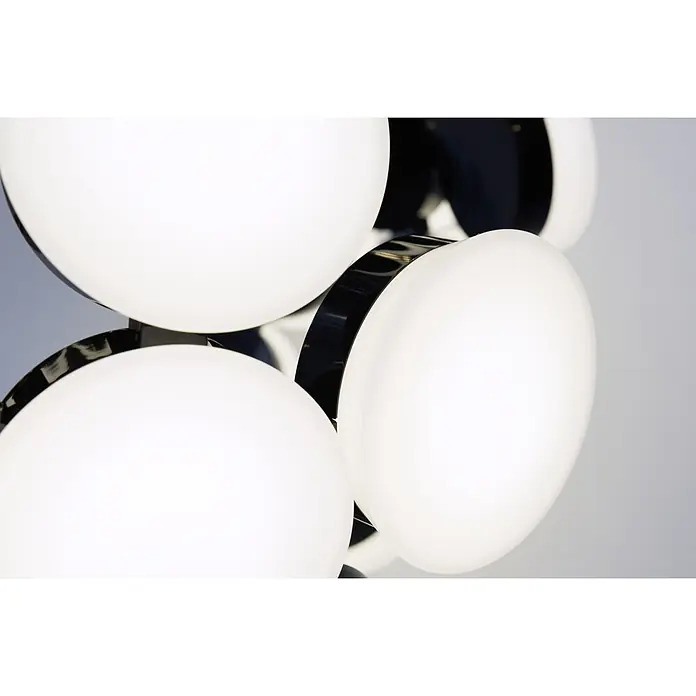 Artemide LED-Pendelleuchte Scopas - Höhe: 255 cm - Nahaufnahme einer modernen Deckenleuchte mit mehreren weißen Kugeln und schwarzen Akzenten, die ein stilvolles Ambiente schafft.