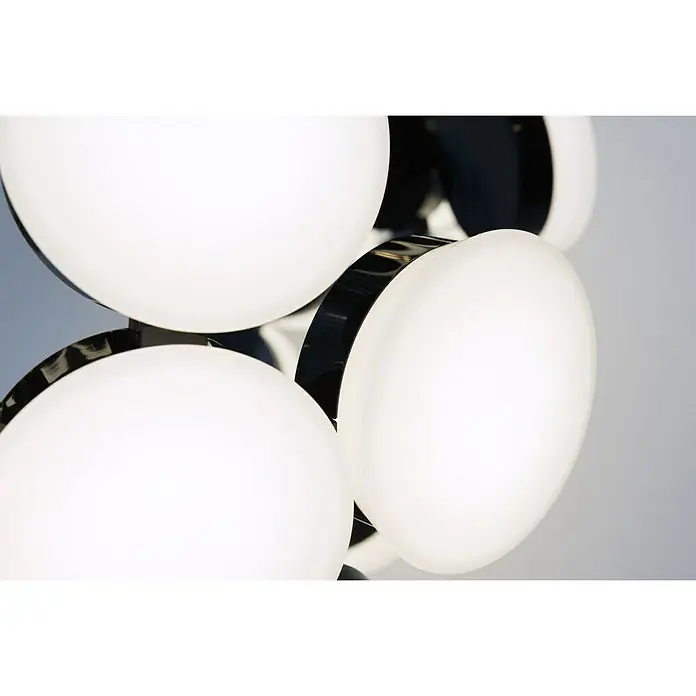 Artemide LED-Pendelleuchte Scopas - Höhe: 255 cm - Nahaufnahme einer modernen Deckenleuchte mit mehreren weißen Kugeln und schwarzen Akzenten, die ein stilvolles Ambiente schafft.