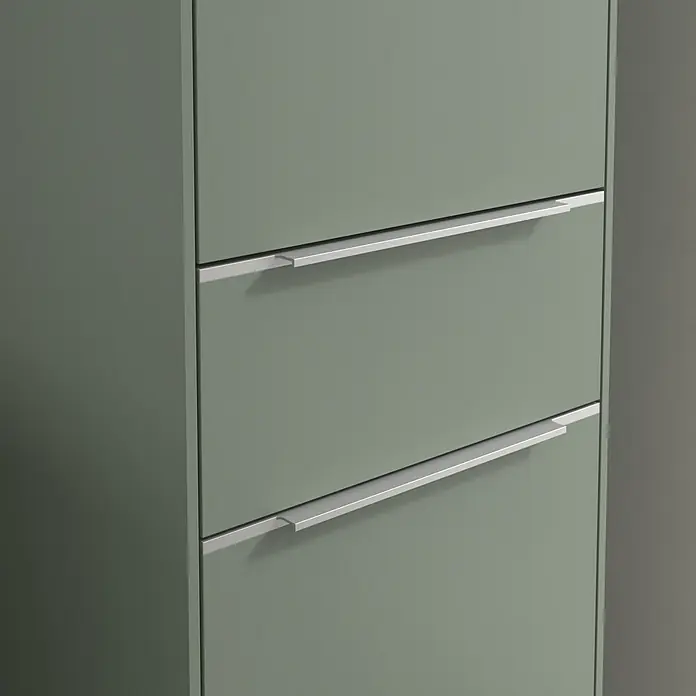 Villeroy & Boch Subway 3.0 Hochschrank - B x T x H: 40 x 36,2 x 171 cm, 1x Schublade, 2x Tür, Soft Green, Farbe Griff: Aluminium glänzend, DIN Anschlag: Rechts - Detailaufnahme eines grünen Möbelstücks mit zwei Schubladen und silbernen Griffen. Moderner Stauraum für ein stilvolles Zuhause.
