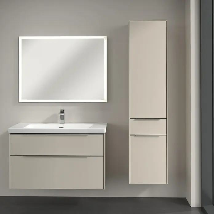 Villeroy & Boch Subway 3.0 Hochschrank - B x T x H: 40 x 36,2 x 171 cm, 1x Schublade, 2x Tür, Cashmere Grey, Farbe Griff: Aluminium glänzend, DIN Anschlag: Rechts - Badezimmereinrichtung mit Waschtischunterschrank, Waschbecken, Spiegelschrank mit Beleuchtung und Hochschrank in Beige.