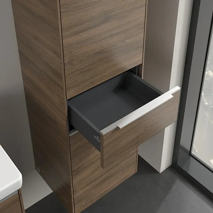 Villeroy & Boch Subway 3.0 Hochschrank - B x T x H: 40 x 36,2 x 171 cm, 1x Schublade, 2x Tür, Arizona Oak, Farbe Griff: Aluminium glänzend, DIN Anschlag: Rechts - Holzfarbener Badezimmerschrank mit einer offenen Schublade mit einem silbernen Griff.