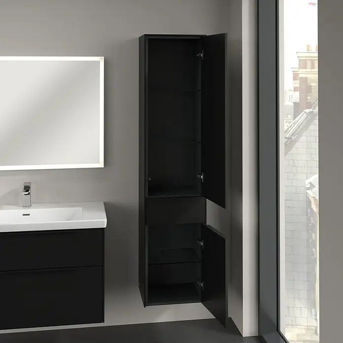 Villeroy & Boch Subway 3.0 Hochschrank - B x T x H: 40 x 36,2 x 171 cm, 1x Schublade, 2x Tür, Volcano Black, Farbe Griff: Volcano black, DIN Anschlag: Rechts - Schwarzer Badezimmerschrank mit offenen Türen, ergänzt Waschbecken und Spiegel, bietet stilvollen Stauraum neben dem Fenster.