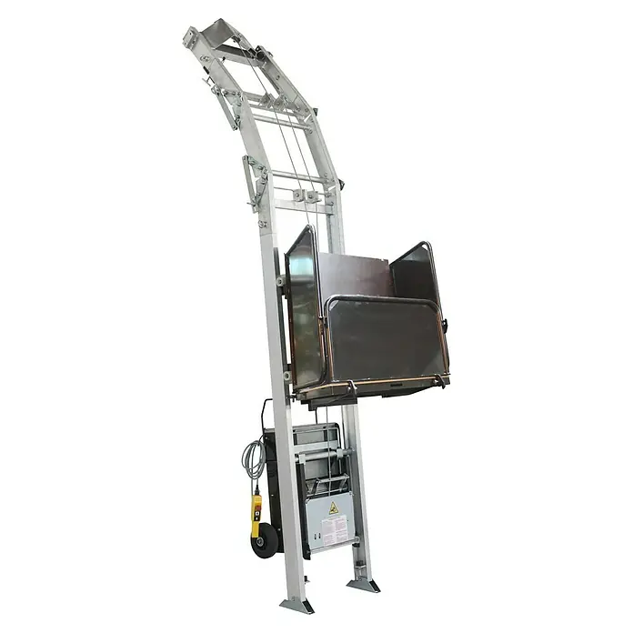 Haemmerlin Maxial Bauaufzug Expert 250/40 Dachdecker - Länge: 10,5 m, Aluminium, Ausführungseigenschaft: Dachdeckerpritsche - Das Bild zeigt einen Materiallift, ein robustes Gerät zum Heben von Gütern, ideal für Lager- und Bauumgebungen.\n