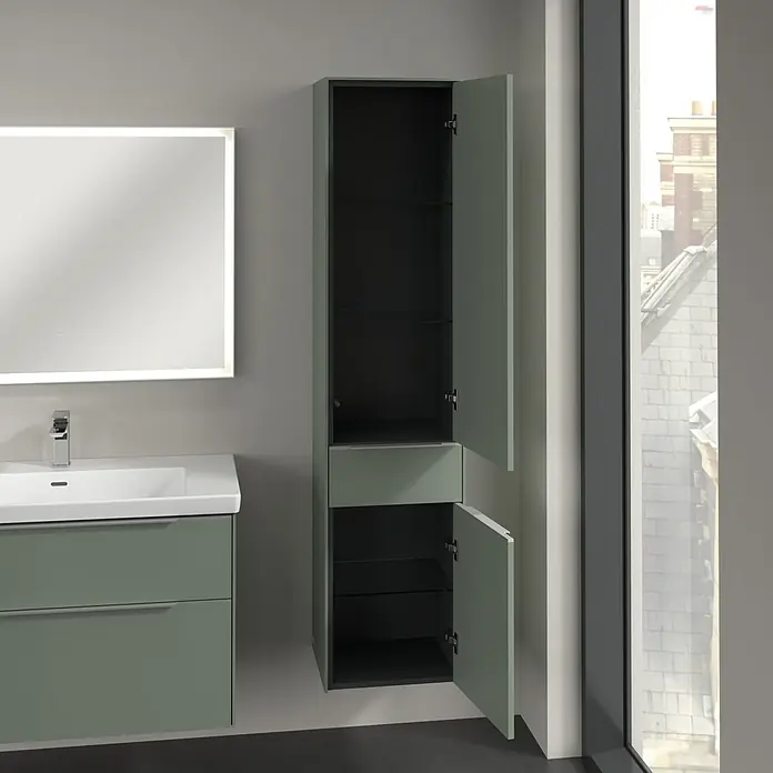 Villeroy & Boch Subway 3.0 Hochschrank - B x T x H: 40 x 36,2 x 171 cm, 1x Schublade, 2x Tür, Soft Green, Farbe Griff: Aluminium glänzend, DIN Anschlag: Rechts - Ein Badezimmer mit einem Spiegel, einem Waschbecken mit Unterschrank und einem hohen Hängeschrank mit offenen Türen.