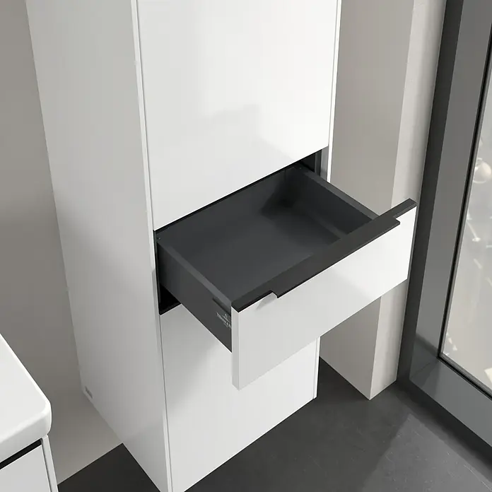 Villeroy & Boch Subway 3.0 Hochschrank - B x T x H: 40 x 36,2 x 171 cm, 1x Schublade, 2x Tür, Brilliant White, Farbe Griff: Volcano black, DIN Anschlag: Rechts - Ein moderner Badezimmerschrank in Weiß mit einer herausgezogenen Schublade in Anthrazit, der Stauraum und Stil vereint.