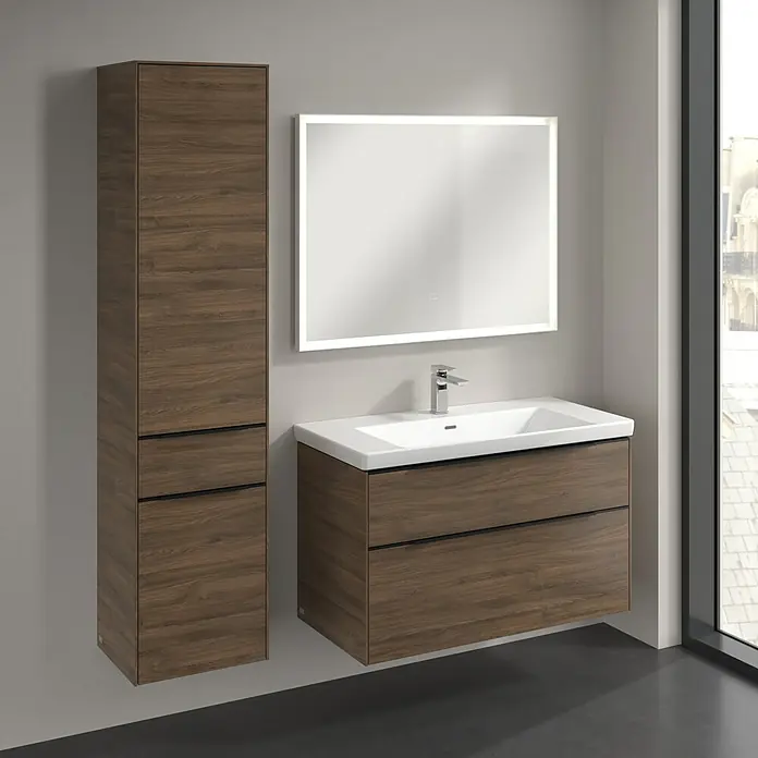Villeroy & Boch Subway 3.0 Hochschrank - B x T x H: 40 x 36,2 x 171 cm, 1x Schublade, 2x Tür, Arizona Oak, Farbe Griff: Volcano black, DIN Anschlag: Links - Elegantes Badezimmer-Set mit Waschtischunterschrank und Hochschrank in Holzoptik, dazu ein beleuchteter Spiegel für modernes Flair.
