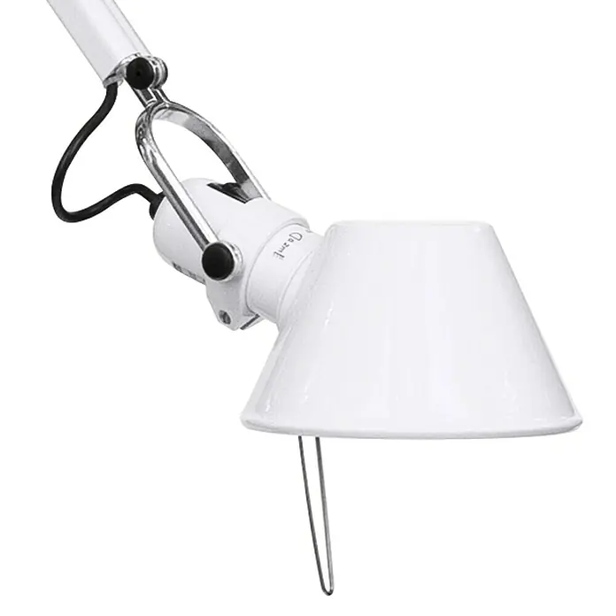 Artemide Stehleuchte Tolomeo Terra - Höhe: 226 cm, Farbe Gehäuse: Silber, Weiß - Nahaufnahme einer weißen Schreibtischlampe mit verstellbarem Arm und konischem Lampenschirm.