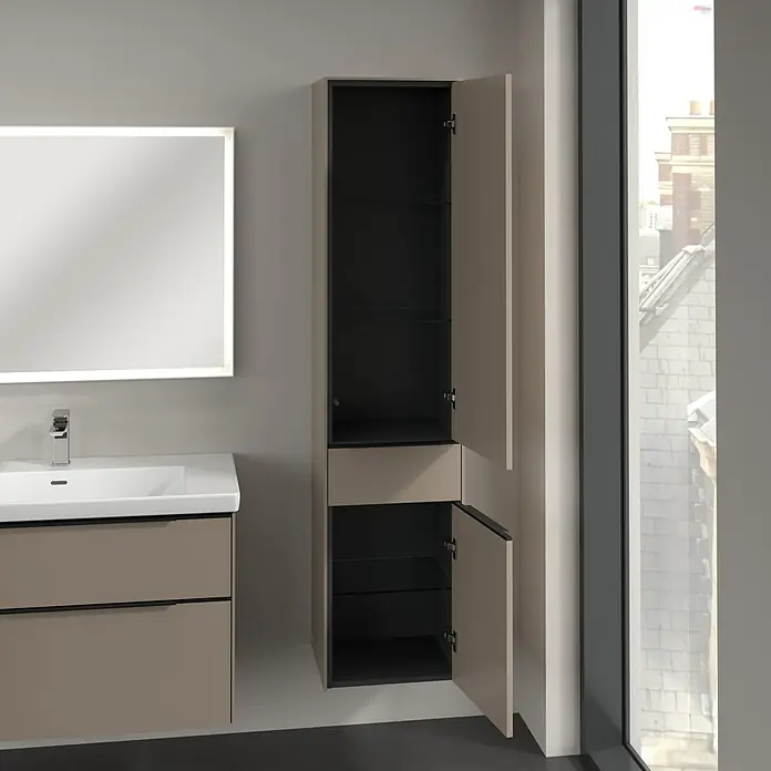 Villeroy & Boch Subway 3.0 Hochschrank - B x T x H: 40 x 36,2 x 171 cm, 1x Schublade, 2x Tür, Taupe, Farbe Griff: Volcano black, DIN Anschlag: Rechts - Das Bild zeigt einen Badezimmerschrank in Beige mit offenen Türen, der Innenraum ist schwarz.