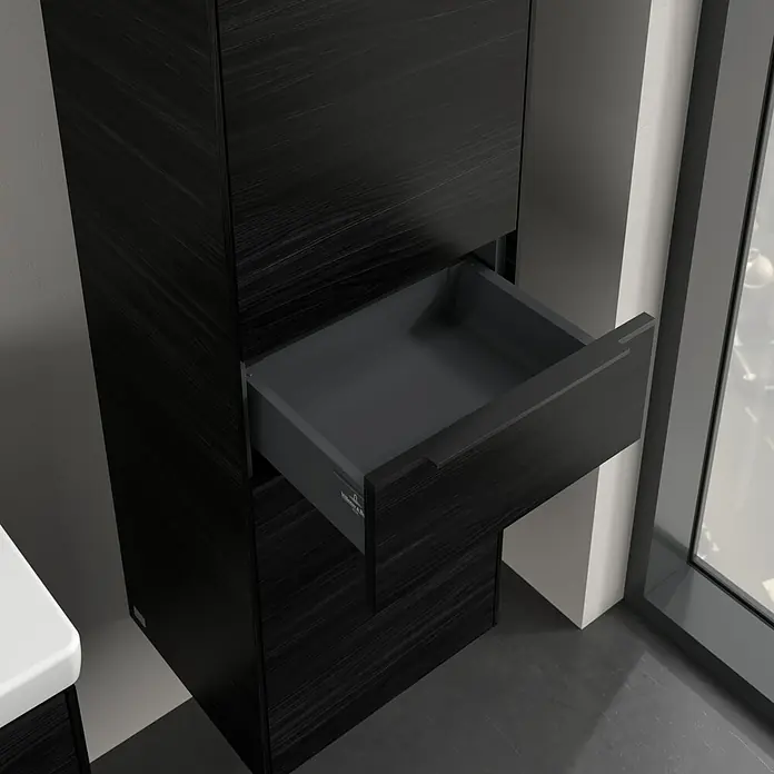 Villeroy & Boch Subway 3.0 Hochschrank - B x T x H: 40 x 36,2 x 171 cm, 1x Schublade, 2x Tür, Black Oak, Farbe Griff: Volcano black, DIN Anschlag: Rechts - Schwarzer Waschtischunterschrank mit offener Schublade. Das Möbelstück hat eine markante Holzmaserung und ein modernes Design.