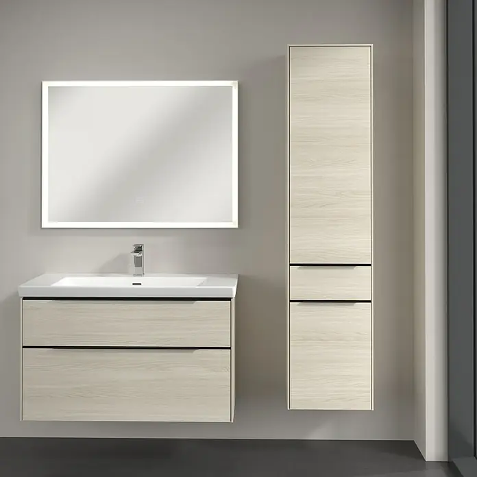 Villeroy & Boch Subway 3.0 Hochschrank - B x T x H: 40 x 36,2 x 171 cm, 1x Schublade, 2x Tür, White Oak, Farbe Griff: Volcano black, DIN Anschlag: Rechts - Badezimmer-Waschtischkombination mit hellem Holzdekor und beleuchtetem Spiegel für ein modernes Ambiente.