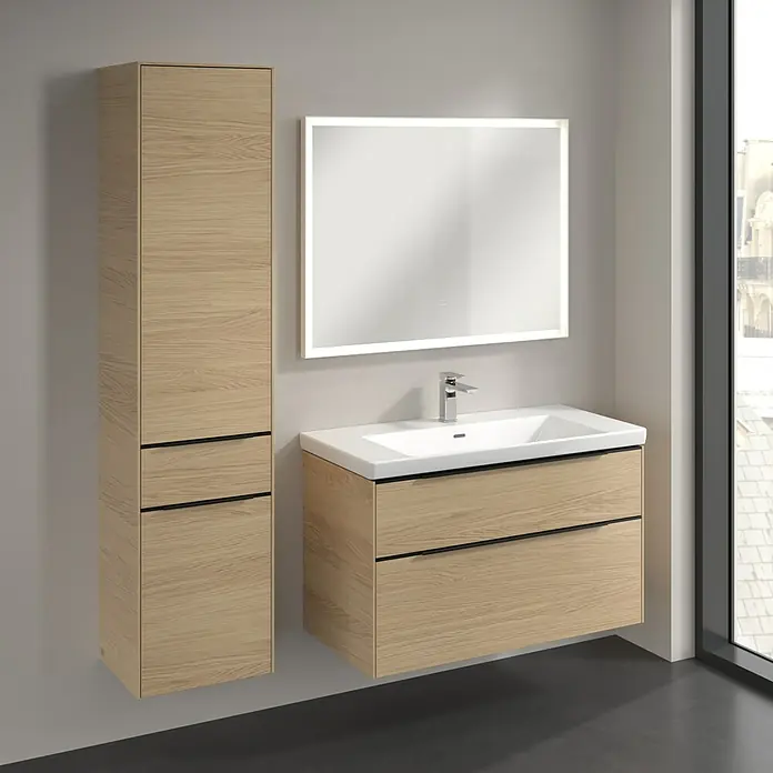 Villeroy & Boch Subway 3.0 Hochschrank - B x T x H: 40 x 36,2 x 171 cm, 1x Schublade, 2x Tür, Nordik oak, Farbe Griff: Volcano black, DIN Anschlag: Links - Badezimmer-Ensemble mit Waschtischunterschrank, Waschbecken und Hochschrank in Holzoptik, ergänzt durch einen beleuchteten Spiegel für stilvolles Ambiente.