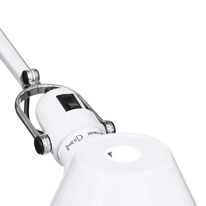 Artemide Stehleuchte Tolomeo Terra - Höhe: 226 cm, Farbe Gehäuse: Silber, Weiß - Detailaufnahme einer weißen Schreibtischlampe mit verstellbarem Arm und Kippschalter für flexible Beleuchtung.