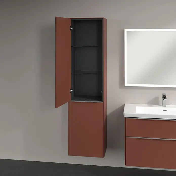Villeroy & Boch Subway 3.0 Hochschrank - B x T x H: 40 x 36,2 x 171 cm, 1x Klappe mit Wäschekorb, 1x Tür, Wine Red, Farbe Griff: Aluminium glänzend, DIN Anschlag: Links - Ein hochformatiger Badezimmerschrank in Terrakotta mit geöffneter Tür und Glasablagen, neben einem Waschtisch und einem beleuchteten Spiegel.