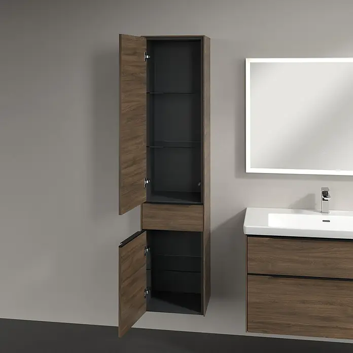 Villeroy & Boch Subway 3.0 Hochschrank - B x T x H: 40 x 36,2 x 171 cm, 1x Schublade, 2x Tür, Arizona Oak, Farbe Griff: Volcano black, DIN Anschlag: Links - Ein hoher Badezimmerschrank mit Holztüren steht offen und gibt den Blick auf Glasböden frei. Daneben ein passender Waschtisch mit Spiegel.