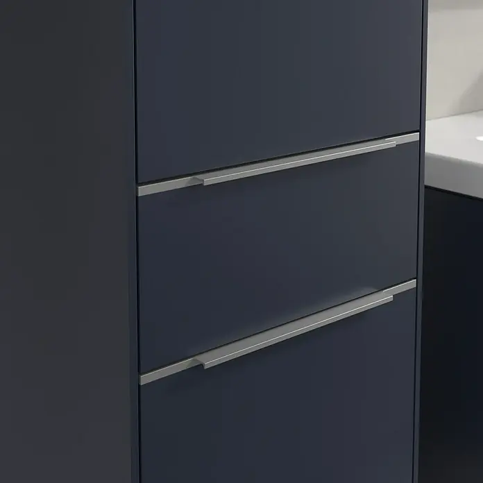 Villeroy & Boch Subway 3.0 Hochschrank - B x T x H: 40 x 36,2 x 171 cm, 1x Schublade, 2x Tür, Marine Blue, Farbe Griff: Aluminium glänzend, DIN Anschlag: Links - Nahaufnahme eines Badezimmerschranks mit drei Schubladen und silbernen Griffen, der Stauraum und modernes Design vereint.