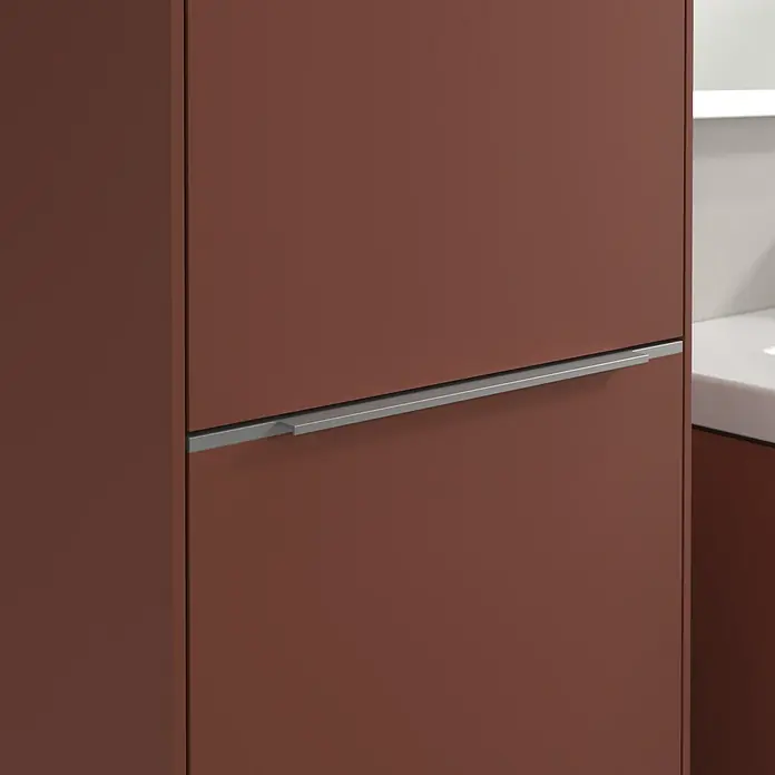Villeroy & Boch Subway 3.0 Hochschrank - B x T x H: 40 x 36,2 x 171 cm, 1x Klappe mit Wäschekorb, 1x Tür, Wine Red, Farbe Griff: Aluminium glänzend, DIN Anschlag: Links - Nahaufnahme von braunen Badezimmerschränken mit modernen silbernen Griffen, die eine elegante und funktionale Aufbewahrungslösung bieten.