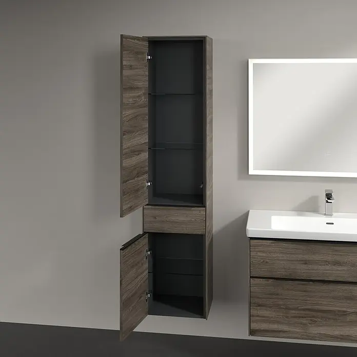 Villeroy & Boch Subway 3.0 Hochschrank - B x T x H: 40 x 36,2 x 171 cm, 1x Schublade, 2x Tür, Stone Oak, Farbe Griff: Volcano black, DIN Anschlag: Links - Ein hochformatiger Badezimmerschrank in Holzoptik mit geöffneten Türen und Glasböden, neben einem Waschbecken mit Spiegel.