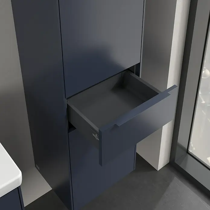 Villeroy & Boch Subway 3.0 Hochschrank - B x T x H: 40 x 36,2 x 171 cm, 1x Schublade, 2x Tür, Marine Blue, Farbe Griff: Marine Blue, DIN Anschlag: Rechts - Blauer Badezimmerschrank mit offener Schublade. Der Schrank ist schlicht und modern gestaltet und bietet Stauraum im Badezimmer.