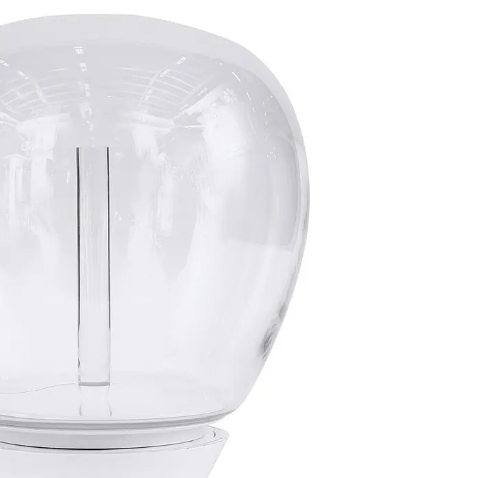 Artemide LED-Tischleuchte Empatia 26 - 20 W, Weiß, Warmweiß, Höhe: 29 cm - Nahaufnahme einer eleganten, kugelförmigen Lampe mit klarem Lampenschirm und weißem Sockel, die ein modernes Design ausstrahlt.