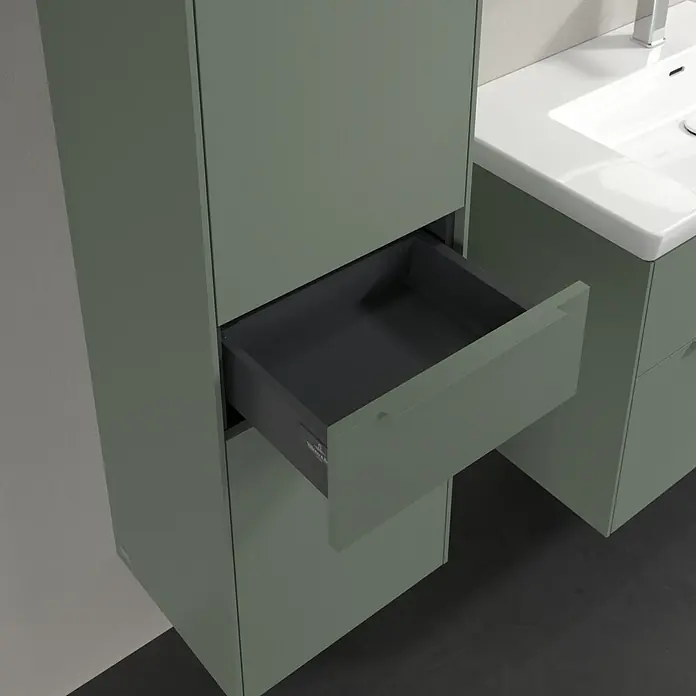 Villeroy & Boch Subway 3.0 Hochschrank - B x T x H: 40 x 36,2 x 171 cm, 1x Schublade, 2x Tür, Soft Green, Farbe Griff: Soft Green, DIN Anschlag: Links - Offene Schublade eines modernen Badezimmerschranks in sanftem Grün mit einem Waschbeckenunterschrank in passendem Design.