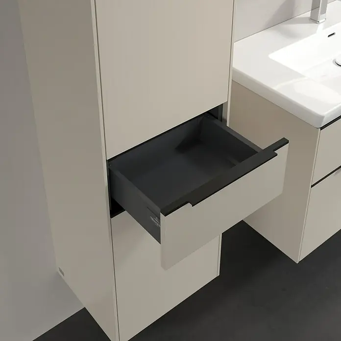 Villeroy & Boch Subway 3.0 Hochschrank - B x T x H: 40 x 36,2 x 171 cm, 1x Schublade, 2x Tür, Cashmere Grey, Farbe Griff: Volcano black, DIN Anschlag: Links - Detailansicht eines Badezimmerschranks mit offener Schublade. Elegantes Design, das Funktionalität und Ästhetik vereint.