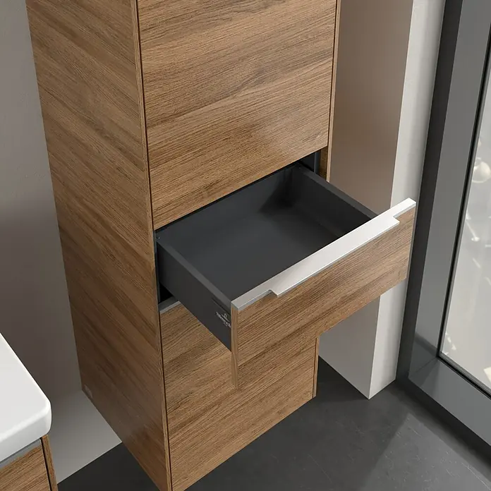 Villeroy & Boch Subway 3.0 Hochschrank - B x T x H: 40 x 36,2 x 171 cm, 1x Schublade, 2x Tür, Kansas Oak, Farbe Griff: Aluminium glänzend, DIN Anschlag: Rechts - Detailaufnahme eines Badezimmerschranks mit offener Schublade in Holzoptik, die graue Innenseite bietet Stauraum.