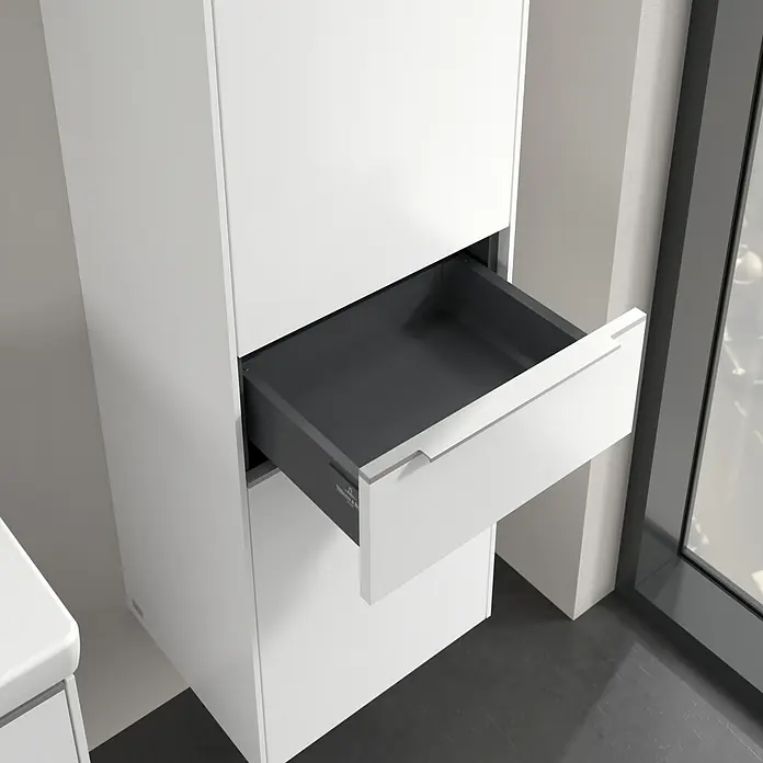 Villeroy & Boch Subway 3.0 Hochschrank - B x T x H: 40 x 36,2 x 171 cm, 1x Schublade, 2x Tür, Pure White, Farbe Griff: Aluminium glänzend, DIN Anschlag: Rechts - Weißer Badezimmerschrank mit offener Schublade, die einen Einblick in den grauen Innenraum bietet.