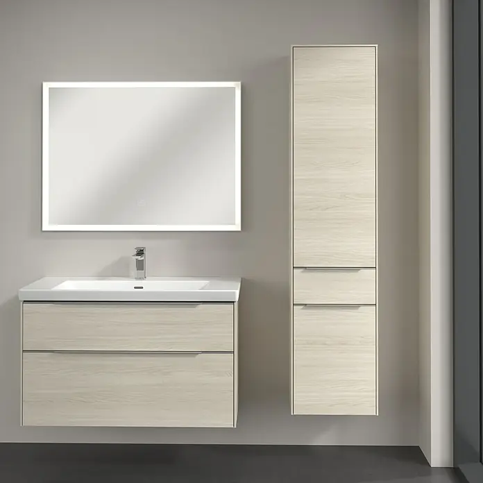 Villeroy & Boch Subway 3.0 Hochschrank - B x T x H: 40 x 36,2 x 171 cm, 1x Schublade, 2x Tür, White Oak, Farbe Griff: Aluminium glänzend, DIN Anschlag: Rechts - Helles Badezimmer-Ensemble mit Waschbeckenunterschrank, beleuchtetem Spiegel und Hochschrank in Holzoptik.