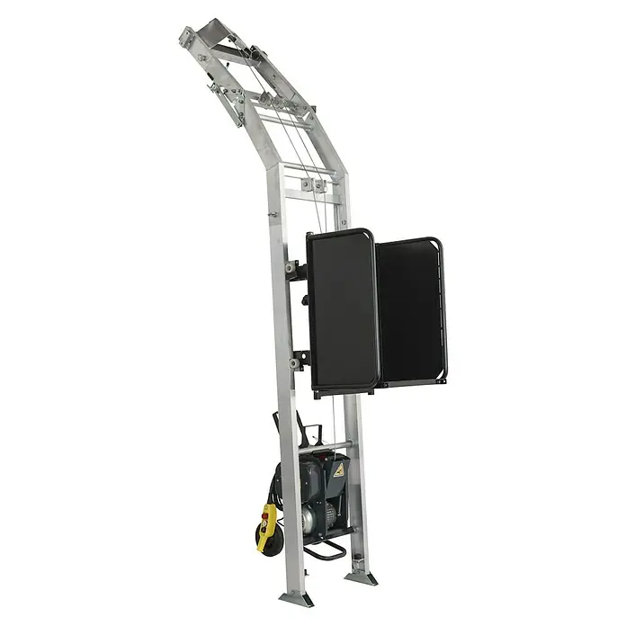 Haemmerlin Maxial Bauaufzug Premium 175/20 Dachdecker - Länge: 10,5 m, Aluminium, Ausführungseigenschaft: Dachdeckerpritsche - Das Bild zeigt eine Aluminium-Hebekonstruktion mit zwei schwarzen Behältern, die vermutlich für industrielle Anwendungen geeignet ist.
