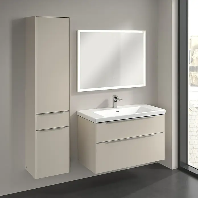 Villeroy & Boch Subway 3.0 Hochschrank - B x T x H: 40 x 36,2 x 171 cm, 1x Schublade, 2x Tür, Cashmere Grey, Farbe Griff: Aluminium glänzend, DIN Anschlag: Links - Eine moderne Badezimmergestaltung mit einem Waschbeckenunterschrank mit Schubladen, einem Hochschrank und einem beleuchteten Spiegel.