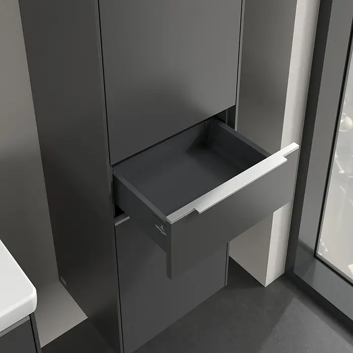 Villeroy & Boch Subway 3.0 Hochschrank - B x T x H: 40 x 36,2 x 171 cm, 1x Schublade, 2x Tür, Graphite, Farbe Griff: Aluminium glänzend, DIN Anschlag: Rechts - Ein grauer Badezimmerschrank mit einer offenen Schublade, die einen Einblick in den Stauraum bietet. Die silbernen Griffe ergänzen das moderne Design.