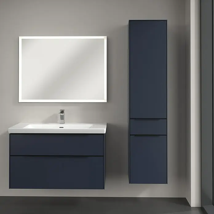 Villeroy & Boch Subway 3.0 Hochschrank - B x T x H: 40 x 36,2 x 171 cm, 1x Schublade, 2x Tür, Marine Blue, Farbe Griff: Volcano black, DIN Anschlag: Rechts - Das Bild zeigt ein modernes Badezimmer-Waschbecken mit Unterschrank, einen Spiegelschrank und einen passenden Hochschrank in Dunkelblau.