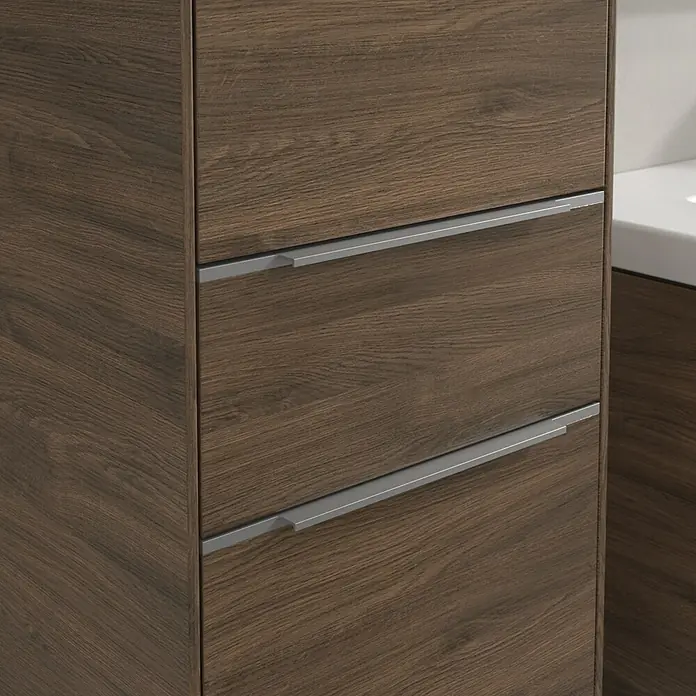 Villeroy & Boch Subway 3.0 Hochschrank - B x T x H: 40 x 36,2 x 171 cm, 1x Schublade, 2x Tür, Arizona Oak, Farbe Griff: Aluminium glänzend, DIN Anschlag: Links - Ein Badezimmerschrank aus Holz mit zwei Schubladen und silbernen Griffen. Das Holz hat eine deutliche Maserung.
