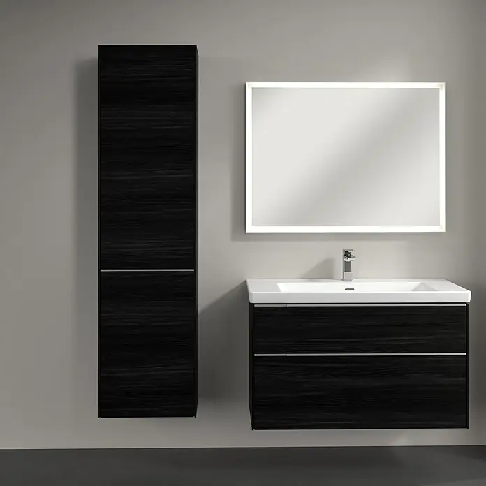 Villeroy & Boch Subway 3.0 Hochschrank - B x T x H: 40 x 36,2 x 171 cm, 1x Klappe mit Wäschekorb, 1x Tür, Black Oak, Farbe Griff: Aluminium glänzend, DIN Anschlag: Links - Badezimmer-Ensemble mit modernem Waschtischunterschrank in dunkler Holzoptik, einem passenden Hochschrank und einem beleuchteten Spiegel.