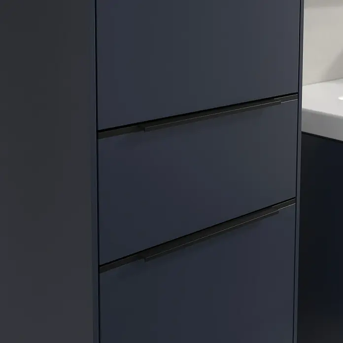 Villeroy & Boch Subway 3.0 Hochschrank - B x T x H: 40 x 36,2 x 171 cm, 1x Schublade, 2x Tür, Marine Blue, Farbe Griff: Volcano black, DIN Anschlag: Links - Dunkelblaue Badezimmerschränke mit schlanken, schwarzen Griffen bieten stilvollen Stauraum. Moderner Look für jedes Badezimmer.