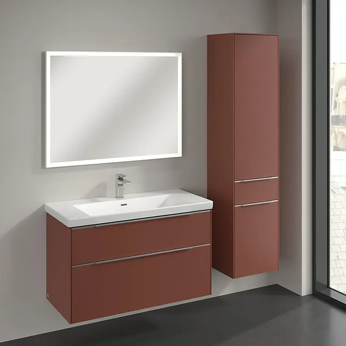 Villeroy & Boch Subway 3.0 Hochschrank - B x T x H: 40 x 36,2 x 171 cm, 1x Schublade, 2x Tür, Wine Red, Farbe Griff: Aluminium glänzend, DIN Anschlag: Rechts - Ein modernes Badezimmer-Set mit einem Waschtischunterschrank in Rostrot, einem hochformatigen Spiegelschrank und einem beleuchteten Spiegel.