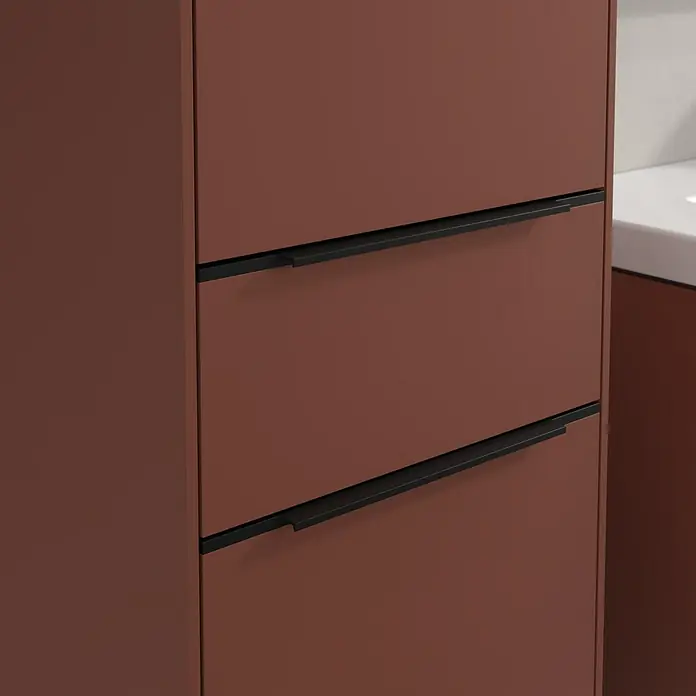 Villeroy & Boch Subway 3.0 Hochschrank - B x T x H: 40 x 36,2 x 171 cm, 1x Schublade, 2x Tür, Wine Red, Farbe Griff: Volcano black, DIN Anschlag: Links - Ein detaillierter Blick auf ein modernes Badmöbel mit auburnfarbenen Schubladen und schlanken, schwarzen Griffen, das stilvolles Design zeigt.