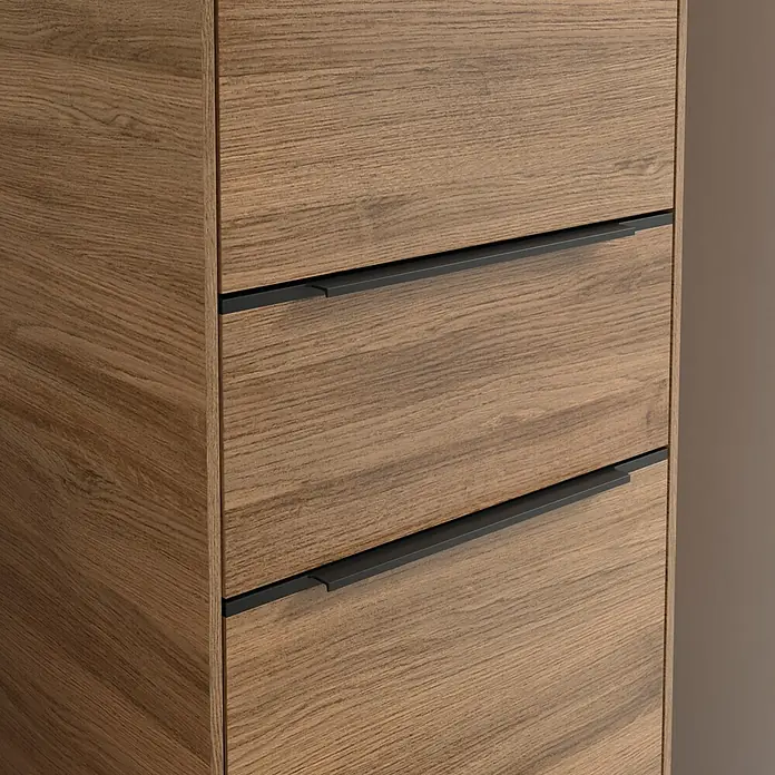 Villeroy & Boch Subway 3.0 Hochschrank - B x T x H: 40 x 36,2 x 171 cm, 1x Schublade, 2x Tür, Kansas Oak, Farbe Griff: Volcano black, DIN Anschlag: Rechts - Nahaufnahme eines hölzernen Schubladenschranks mit eleganten, schwarzen Griffen, der modernes Design und Funktionalität vereint.