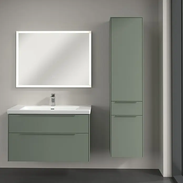Villeroy & Boch Subway 3.0 Hochschrank - B x T x H: 40 x 36,2 x 171 cm, 1x Schublade, 2x Tür, Soft Green, Farbe Griff: Soft Green, DIN Anschlag: Rechts - Modernes Badezimmer-Ensemble mit Waschbeckenunterschrank, Spiegelschrank und Hochschrank in stilvollem Grün.