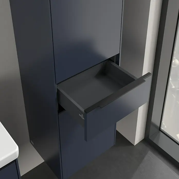 Villeroy & Boch Subway 3.0 Hochschrank - B x T x H: 40 x 36,2 x 171 cm, 1x Schublade, 2x Tür, Marine Blue, Farbe Griff: Volcano black, DIN Anschlag: Rechts - Nahaufnahme eines Badezimmerschranks mit einer geöffneten Schublade, die das moderne Design und die Funktionalität des Schranks hervorhebt.