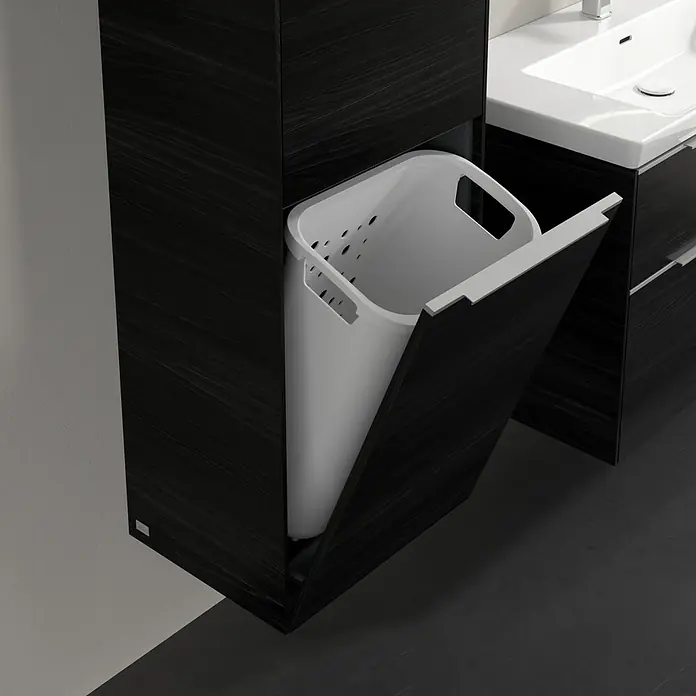 Villeroy & Boch Subway 3.0 Hochschrank - B x T x H: 40 x 36,2 x 171 cm, 1x Klappe mit Wäschekorb, 1x Tür, Black Oak, Farbe Griff: Aluminium glänzend, DIN Anschlag: Links - Moderne Badezimmereinrichtung mit integriertem Wäschekorb in dunklem Holz und einem weißen Waschbecken mit Armatur.