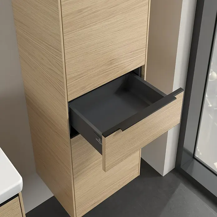 Villeroy & Boch Subway 3.0 Hochschrank - B x T x H: 40 x 36,2 x 171 cm, 1x Schublade, 2x Tür, Nordik oak, Farbe Griff: Volcano black, DIN Anschlag: Rechts - Ein offener Badezimmerschrank mit einer Schublade in Holzoptik, die einen Blick auf das graue Innere freigibt.