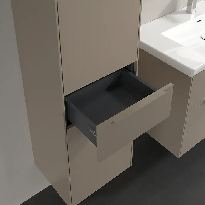 Villeroy & Boch Subway 3.0 Hochschrank - B x T x H: 40 x 36,2 x 171 cm, 1x Schublade, 2x Tür, Taupe, Farbe Griff: Taupe, DIN Anschlag: Links - Das Bild zeigt einen Badezimmerschrank mit offener Schublade, Teil eines modernen Möbelsets. Fokus liegt auf der Funktionalität und dem Design.
