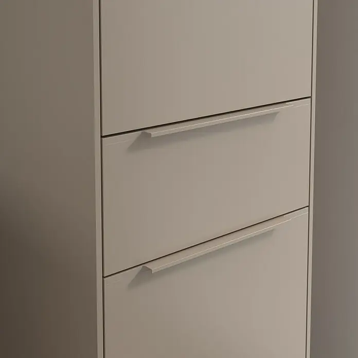 Villeroy & Boch Subway 3.0 Hochschrank - B x T x H: 40 x 36,2 x 171 cm, 1x Schublade, 2x Tür, Taupe, Farbe Griff: Taupe, DIN Anschlag: Rechts - Nahaufnahme eines Schuhschranks mit Kippfächern in einer dezenten Farbgebung, ideal für die stilvolle Aufbewahrung von Schuhen.