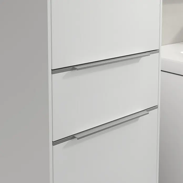 Villeroy & Boch Subway 3.0 Hochschrank - B x T x H: 40 x 36,2 x 171 cm, 1x Schublade, 2x Tür, Pure White, Farbe Griff: Aluminium glänzend, DIN Anschlag: Links - Diese Nahaufnahme zeigt einen weißen Schubladenschrank mit minimalistischen, silberfarbenen Griffen, der ein modernes und stilvolles Design aufweist.